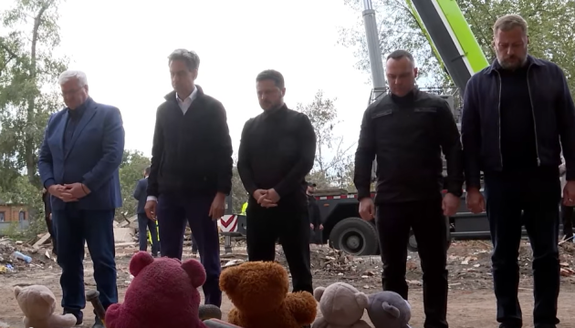 Zelensky y Miliband rinden homenaje a las víctimas del ataque ruso con misiles a Pryluky