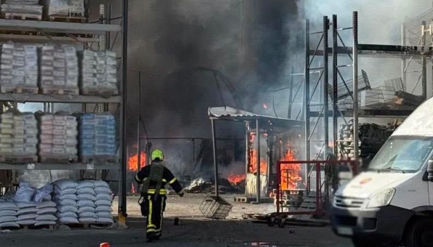 ロシア軍によるキーウ市内の商店に対する攻撃　死者３名