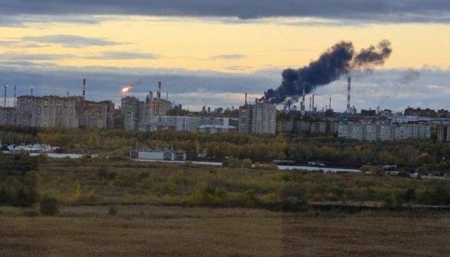 Ukraine greift 2400 Kilometer entfernte Ölraffinerie in Russland an