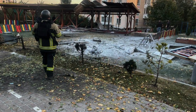 На Київщині через атаку РФ пошкоджені школа-садок і дитячий майданчик, є постраждала