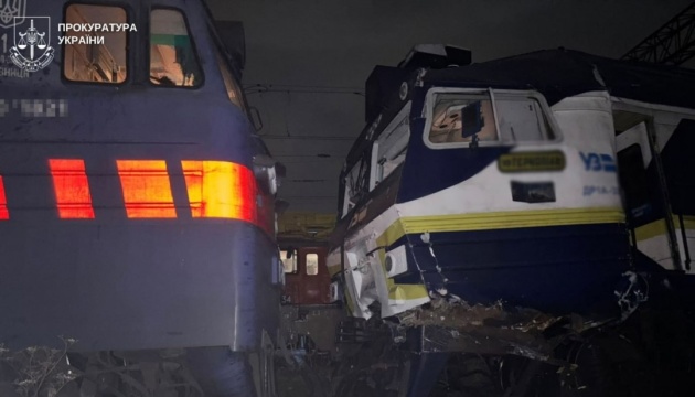 Через зіткнення поїзда з електровозом у Львові постраждали восьмеро людей