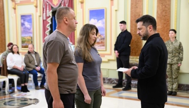 Зеленський вручив Героям та родинам загиблих Героїв України сертифікати на квартири