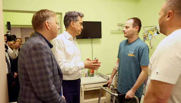 Міністр закордонних справ Британії відвідав медзаклад МВС, де лікуються поранені військові
