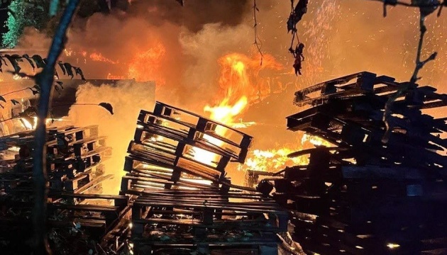 У Дніпрі через ворожі удари дронами горять автівки комунального підприємства