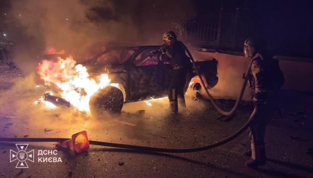 У Дніпровському районі Києва ліквідували пожежу після російського обстрілу