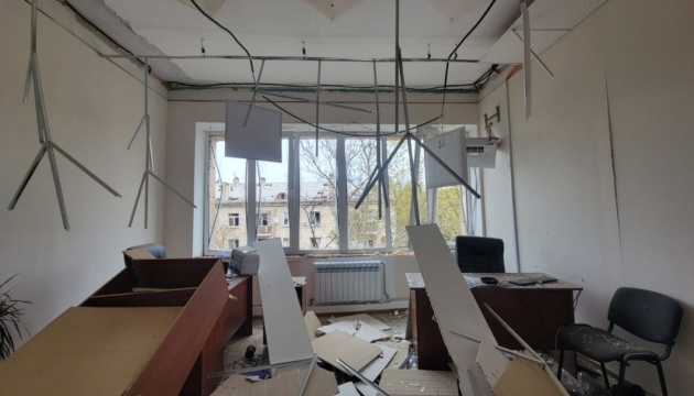 У Миколаєві через ворожу атаку пошкоджені адмінбудівлі податкової служби