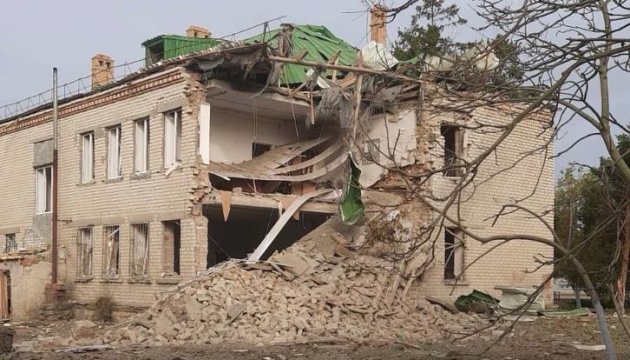 У селі на Миколаївщині внаслідок обстрілу з РСЗВ пошкоджені будинок, школа і магазин