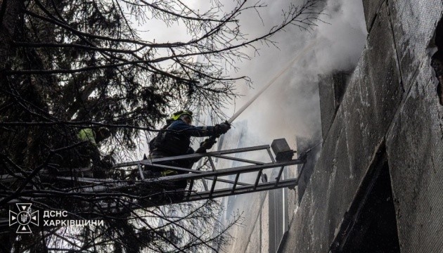 У Харкові ліквідували пожежу в медзакладі після обстрілу РФ, п’ятеро людей постраждали