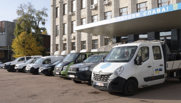У Житомирі естонські волонтери передали для Сил оборона 13 автомобілів