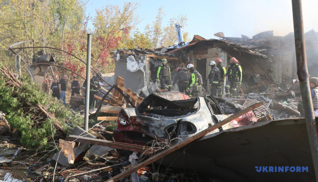 У Харкові ліквідували пожежу після ворожої атаки - є загибла і дев'ятеро постраждалих