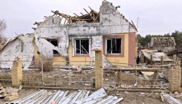 На ТОТ Херсонщини через відсутність опалення люди розпилюють на дрова паркани та покинуті будинки - ЗМІ