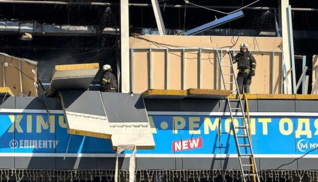 Росіяни вдарили по торговельному центру на Дніпропетровщині