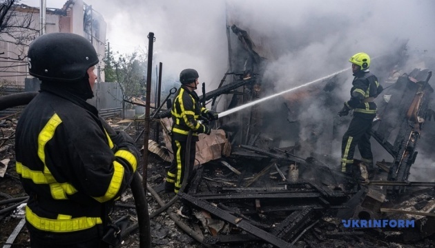 У Дарницькому районі Києва уламки ворожих БПЛА впали на приватний будинок і склад