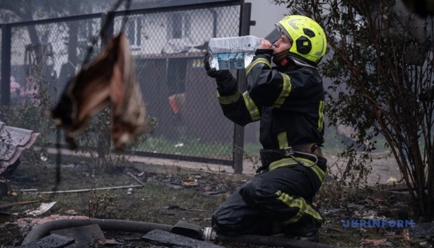 Наслідки шахедного удару РФ у Дарницькому районі Києва / Фото: Данило Антонюк, Укрінформ