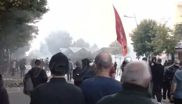 У столиці Албанії студентський протест переріс у сутички з поліцією -  23 затриманих