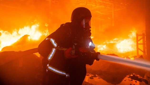 На Хмельниччині через падіння уламків ворожого дрона горіла АЗС, є постраждалі