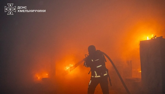 Під ударом були залізниця, підприємство, АЗС і будинки: Хмельницька ОВА про наслідки російської атаки