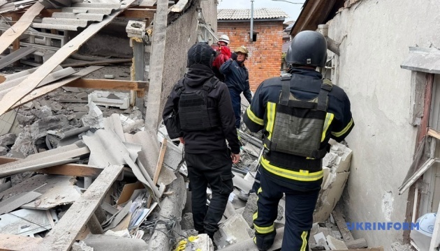 У Запоріжжі на місці влучання «Бандеролі» у будинок намагаються врятувати людину