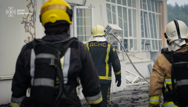 На Київщині через російську атаку поранений чоловік, пошкоджені будинки