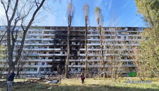 Наслідки прильоту в житловий будинок в Деснянському районі / Фото: Генадій Мінченко, Укрінформ