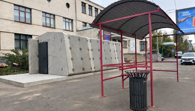 У Києві облаштовують перше мобільне укриття біля зупинки