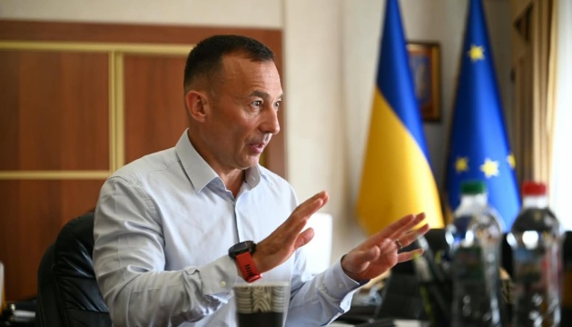 Скільки іноземців на Закарпатті мають мають офіційні дозволи на роботу: дані ОВА