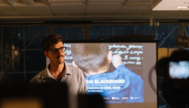 У Барселоні проходить виставка The Bucha Blackboard про наслідки війни для українських дітей