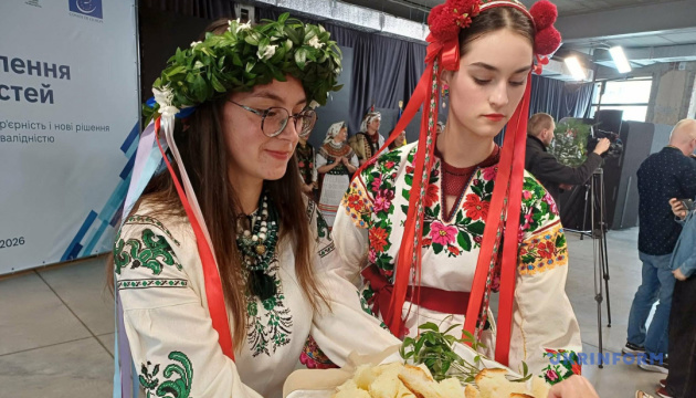 У Франківську дружини військових з різних регіонів представили український автентичний одяг