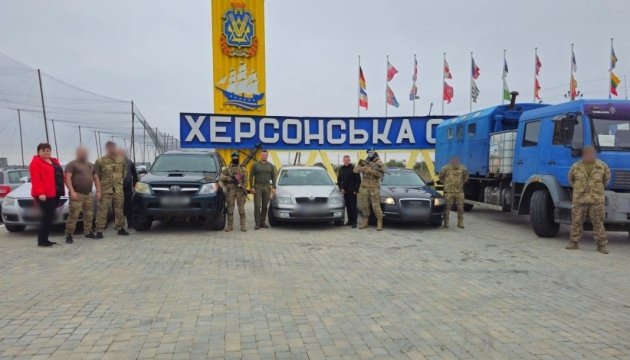 Литовці передали Силам оборони на Херсонщині велику ремонтну автомайстерню та пікапи