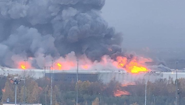 L'Ukraine a lancé une frappe massive contre Saint-Pétersbourg, visant des sites pétroliers, un entrepôt Ozon et un centre de données
