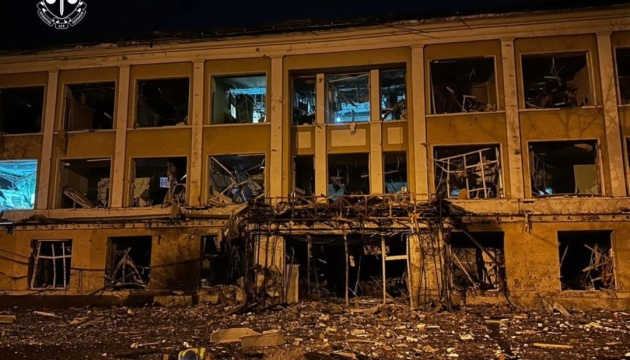 У Солом’янському районі Києва через атаку РФ - п’ятеро постраждалих, пошкоджені будинки, медцентр і ТРЦ