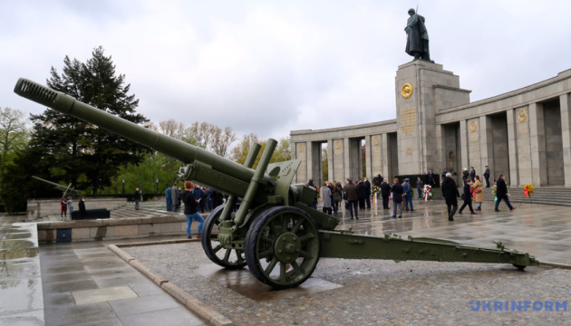 Уряд Німеччини підтримує історичне переосмислення радянських меморіалів у Берліні