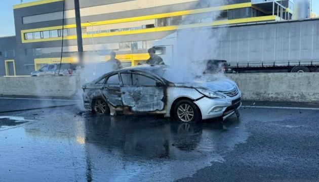 Samochody zapaliły się na autostradzie niedaleko Kijowa w wyniku ataku rosyjskiego drona, trzy osoby zginęły, a cztery zostały ranne