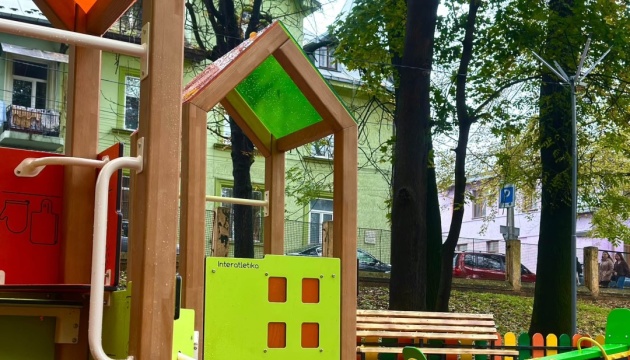 У Чернівцях відкрили перший інклюзивний дитячий майданчик