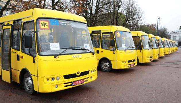 Громадам Хмельниччини передали 13 шкільних автобусів