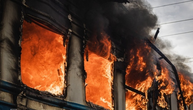 Personenzug in Charkiw geht nach russischem Angriff in Flammen auf
