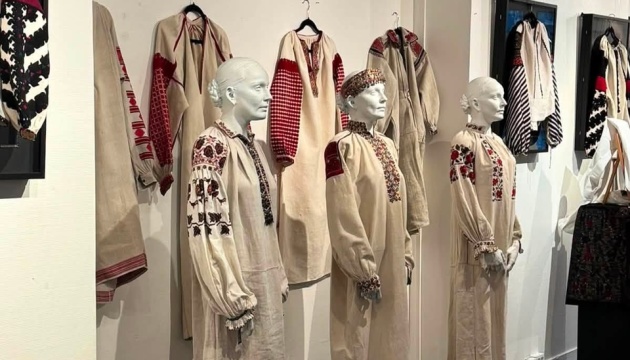 У Парижі показали українські вишиванки - від старовинних сорочок до сучасної моди