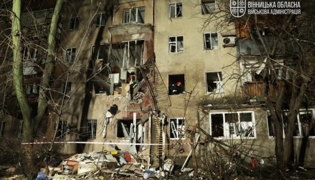 Росіяни вранці вдарили дроном по п’ятиповерхівці у Вінниці, шестеро поранених