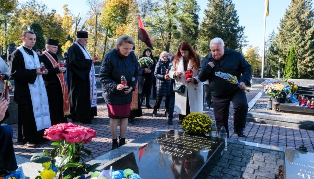 На Личаківському кладовищі у Львові вшанували пам’ять діячки ОУН, поетеси Ірини Сеник