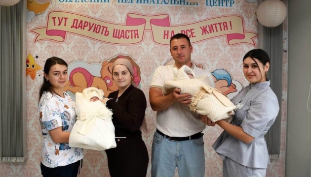 У Чернівцях виписали з лікарні передчасно народжених двійнят із вагою менше двох кілограмів