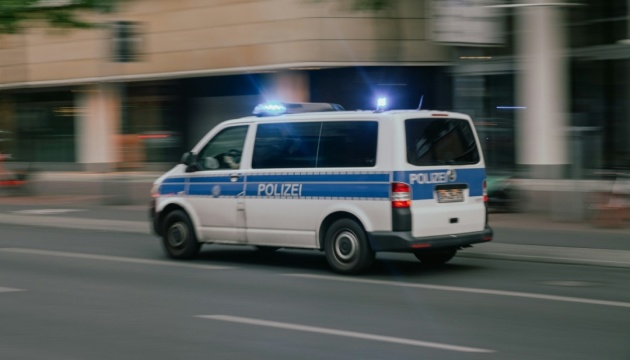 У Німеччині автомобіль навмисно в'їхав у групу людей: є поранені, нападники втекли