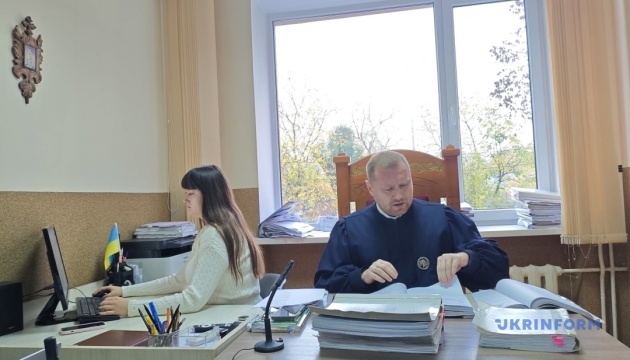 Права на картини Марчука: суд відмовив у повторній експертизі підпису відповідача