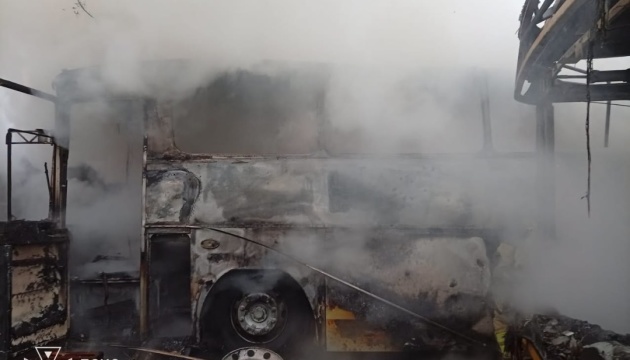 У Києві на паркувальному майданчику горіли два автобуси