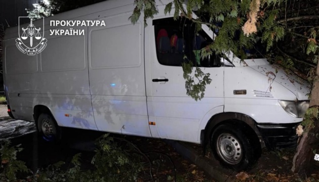 У Франківську жінці оголосили підозру у викраденні мікроавтобуса й ДТП