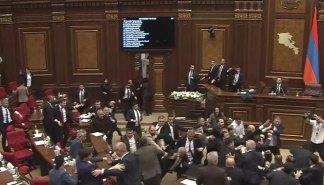 У парламенті Вірменії побилися депутати, є постраждалі