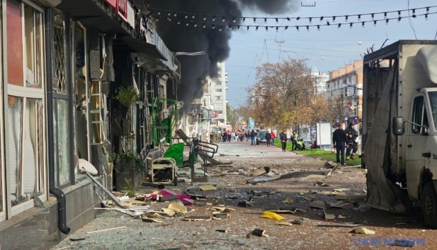 Удар по центру Чернигова: погибли две девочки-подростка, за медицинской помощью обратились 37 человек