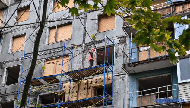 У Запоріжжі відновлюють багатоквартирний будинок після атаки «Шахеда»